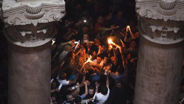 Схождение Благодатного огня в храме Гроба Господня в Иерусалиме. Архив