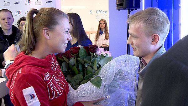 Вера Звонарева получила 101 розу от поклонника на автограф-сессии