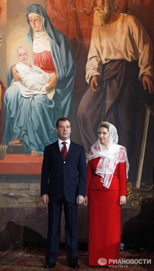 Дмитрий Медведев с супругой Светланой на праздничном пасхальном богослужении в храме Христа Спасителя