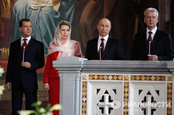 Д. Медведев и В. Путин в храме Христа Спасителя в Москве