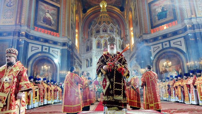 Пасхальное богослужение в храме Христа Спасителя в Москве. Архивное фото