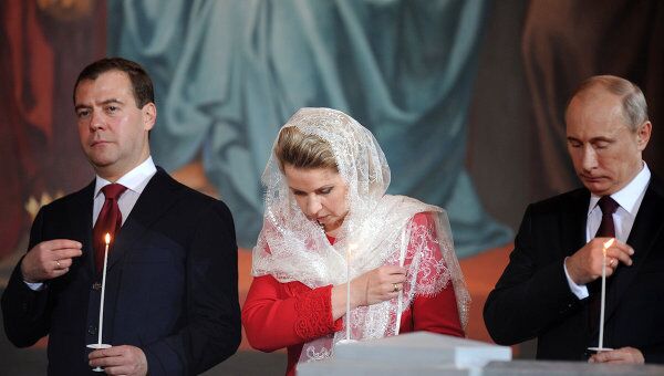 Дмитрий Медведев с супругой Светланой и Владимир Путин