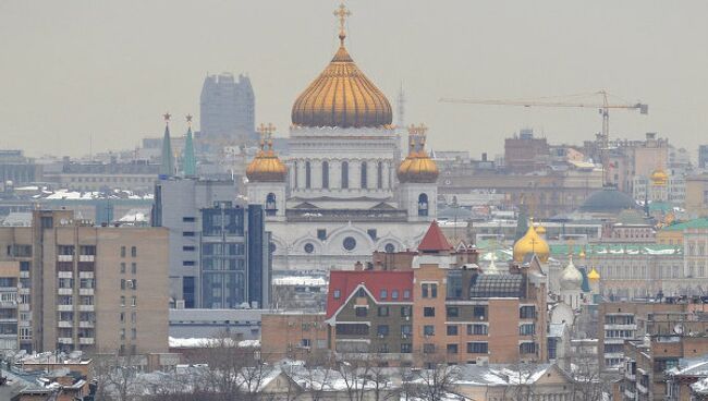 Вид на храм Христа Спасителя со стороны Комсомольского проспекта