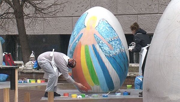 Гигантские пасхальные яйца расписали в Москве известные художники
