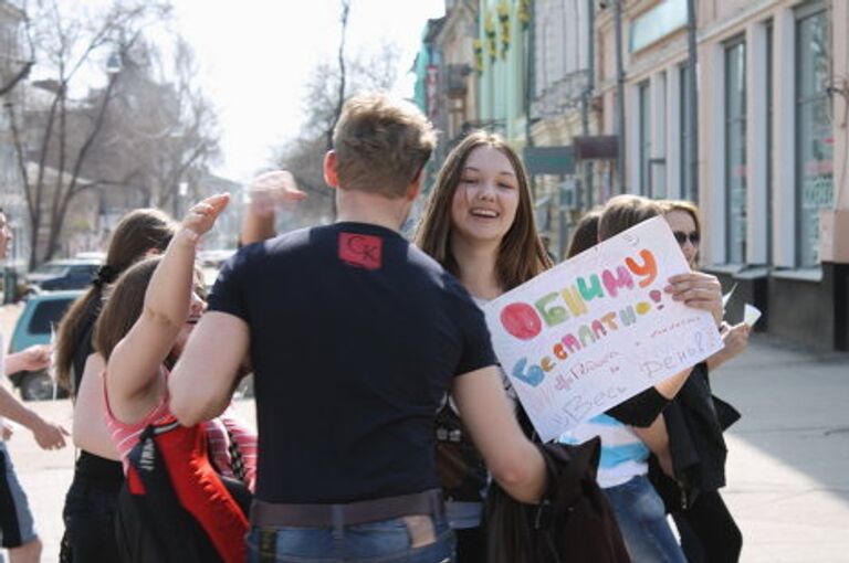 В воскресенье в Самаре прошла  акция «Обними меня». Смысл ее