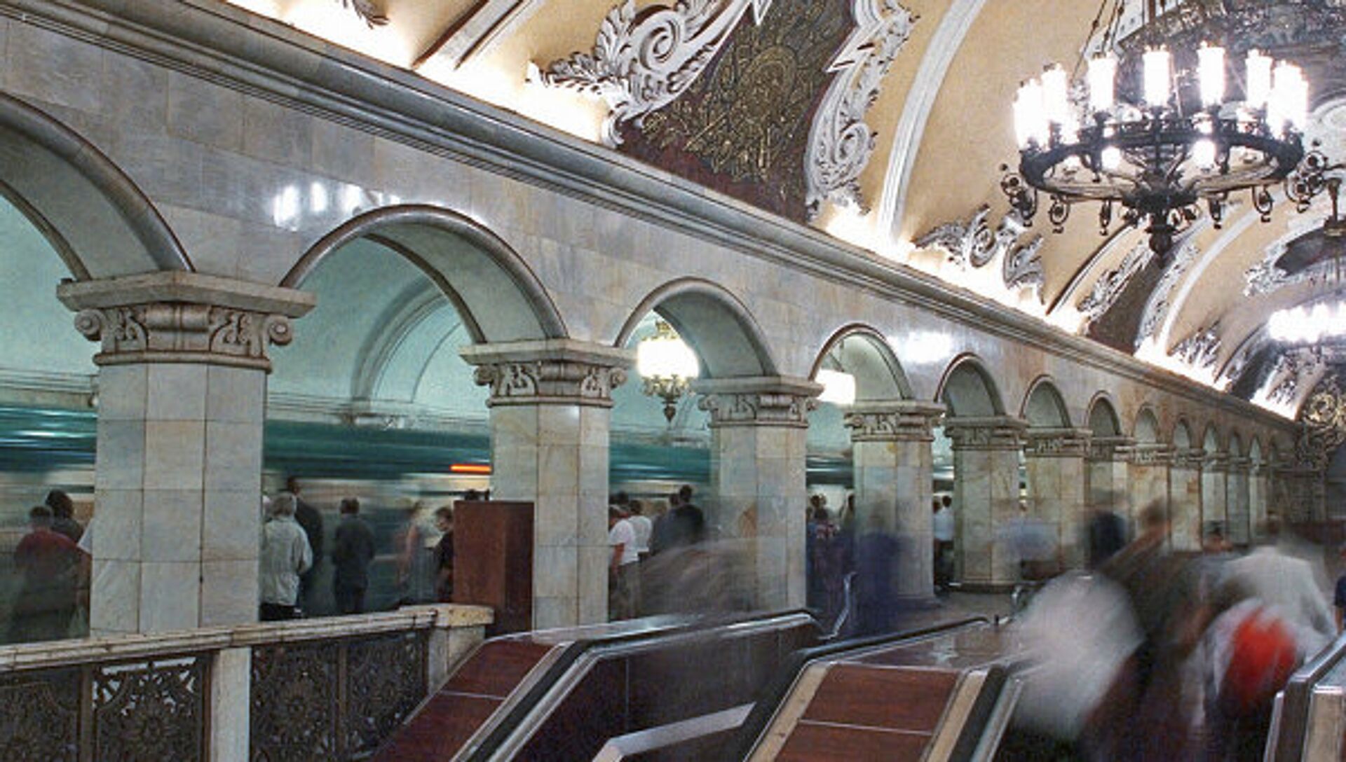 Метро комсомольская университет. Комсомольская станция метро эскалатор. Эскалатор на станции Комсомольская. Метро Комсомольская Сокольническая линия эскалатор. Метро Комсомольская Кольцевая эскалатор.