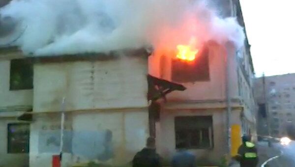Двухэтажный дом сгорел на юге Москвы, пострадал один человек 