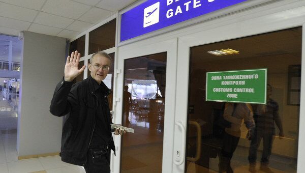Олег Шеин в аэропорту Астрахани перед вылетом в Москву