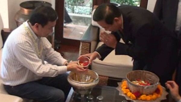 Экс-премьеру Таиланда Чинавату полили руки водой, чтобы смыть плохую карму