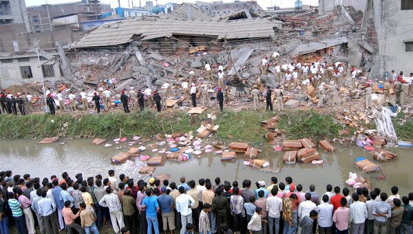 Более 60 человек спасли из-под завалов после обрушения фабрики в Индии
