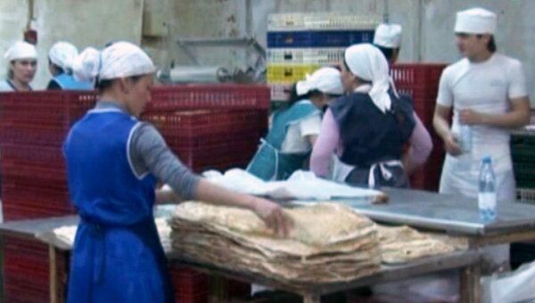 Мигранты изготавливали хлеб в антисанитарных условиях голыми руками