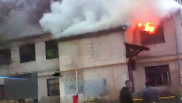 Клубы дыма валились из окон нежилого дома во время пожара на юге Москвы