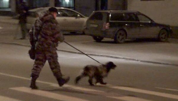 Кинологи с собакой обследовали Рубцовскую набережную в Москве 