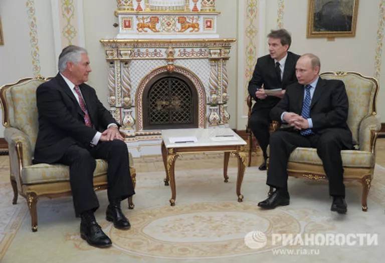 Премьер-министр РФ В.Путин встретился с главой корпорации ExxonMobil Р.Тиллерсоном Премьер-министр РФ В.Путин встретился с главой корпорации ExxonMobil Р.Тиллерсоном
