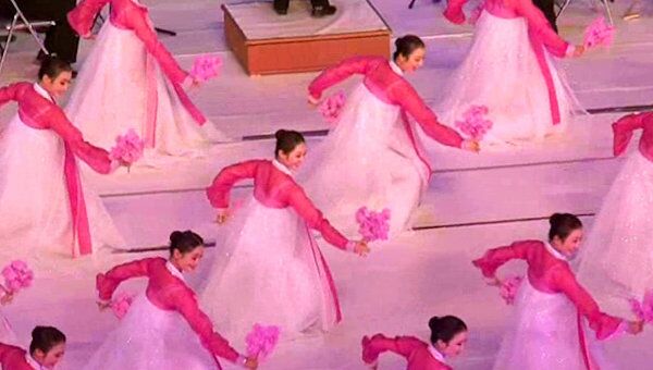 Тысячи корейцев танцевали в день столетия вечного президента 