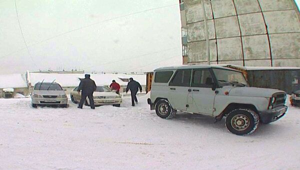 Полицейские вытягивают машины из снежных заносов в Магадане 
