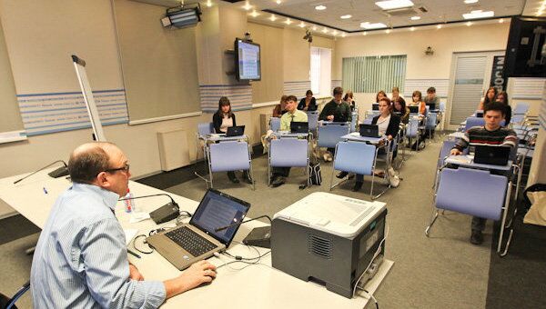 Анатолий Вербин читает лекцию молодым журналистам