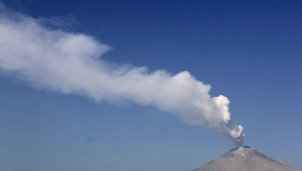 Активизировавшийся вулкан Попокатепетль в Мексике