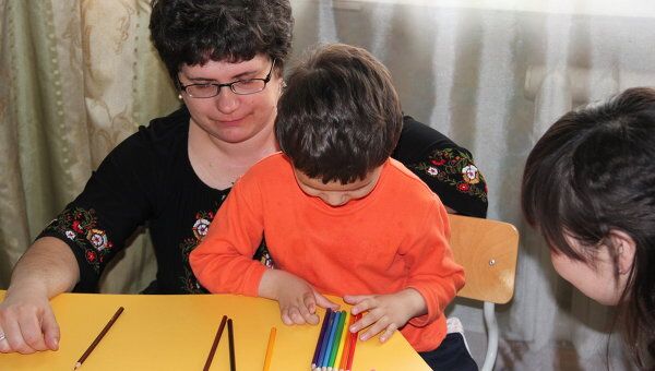 Занятия педагога с детьми-аутистами