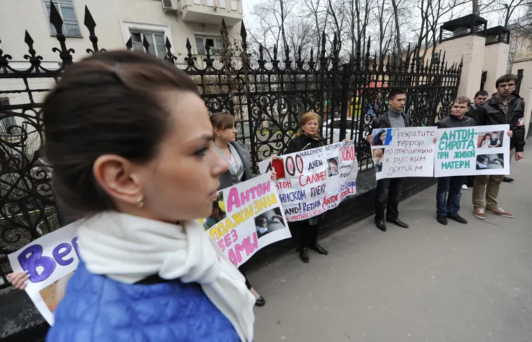 Акция Молодой гвардии за возвращение Антона Салонена к матери в Россию Акция Молодой гвардии за возвращение Антона Салонена к матери в Россию