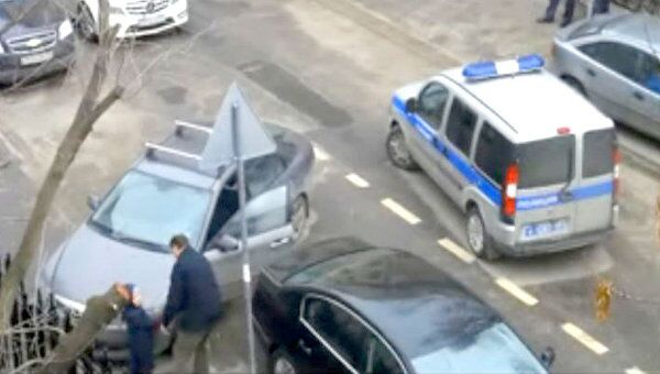 Иномарка столкнулась с полицейской машиной в московском переулке