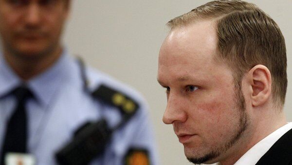 Обвиняемый в терроризме Андерс Брейвик в суде в Осло, 19 апреля