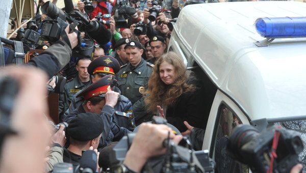 Участница группы Pussy Riot Мария Алехина у здания Таганского суда Москвы перед началом заседания.
