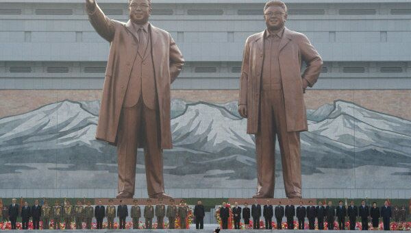 Памятник Ким Ир Сену и Ким Чен Иру в Пхеньяне. Архивное фото.