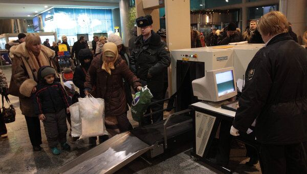 Пассажиры проходят контроль в аэропорту Домодедово