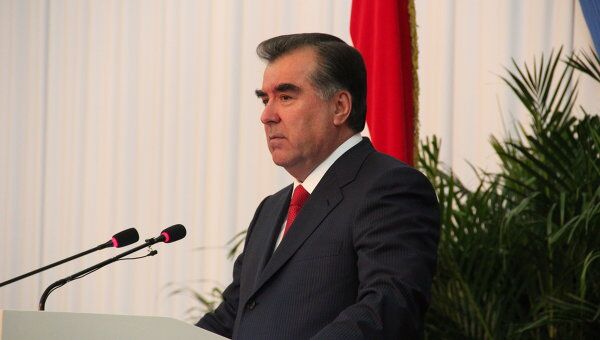 Президент Таджикистана Эмомали Рахмон выступает с ежегодным посланием к парламенту страны