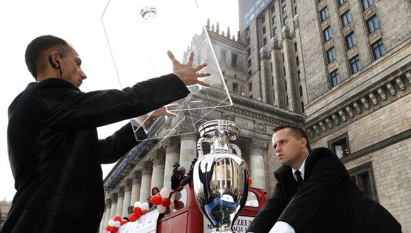 В Варшаве официально представили кубок победителя чемпионата Европы по футболу 2012