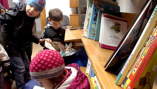 Юным читателям показали, чем оснащен первый детский библиомобиль