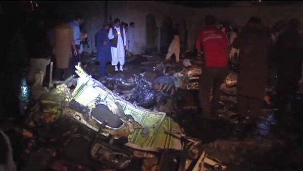 Крушение пассажирского лайнера в Пакистане. Первые кадры с места ЧП