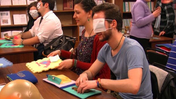 Ярославцы в Библионочь учились читать книги с завязанными глазами 