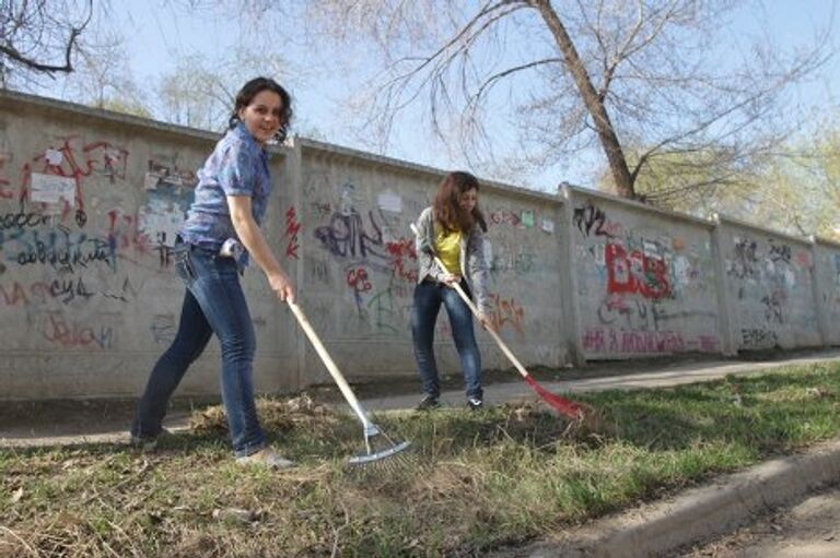 В одной из самарский школ прошел субботник . Ребята приводил