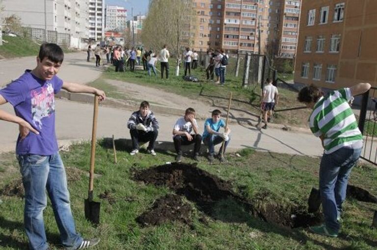 В одной из самарский школ прошел субботник . Ребята приводил