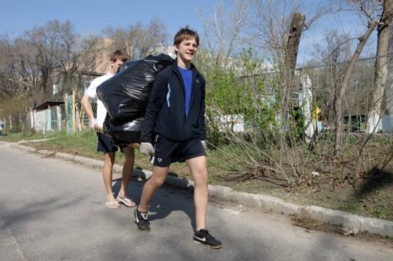 В одной из самарский школ прошел субботник . Ребята приводил