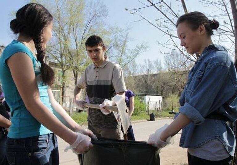 В одной из самарский школ прошел субботник . Ребята приводил