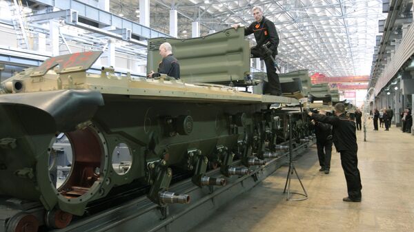Рабочие Уралвагонзавода осуществляют сборку танков в производственном цехе