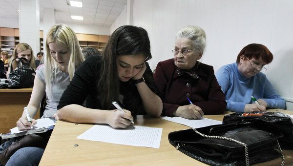 Жители Томска принимают участие во всероссийской акции по массовой проверке грамотности , архивное фото