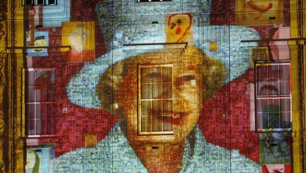 На здание Букингемского дворца проецируются гигантские портреты королевы, составленные из тысяч автопортретов жителей Великобритании