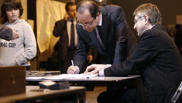 Франсуа Олланд на избирательном участке