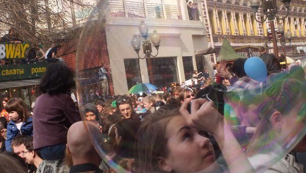 Арбат в пузырях: молодежь провела Dreemflash в центре Москвы
