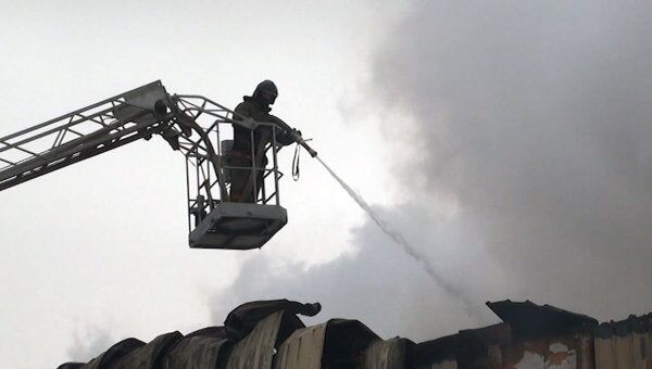 Пожарные тушат склады с пиротехникой, в которых произошел взрыв