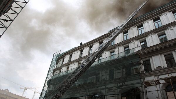 Пожар в находящемся на реконструкции пятиэтажном здании на Никольской улице в Москве