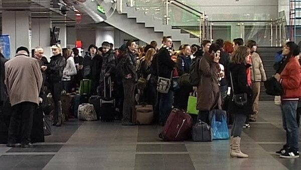 Сотни пассажиров застряли в аэропорту Иркутска из-за мощного снегопада