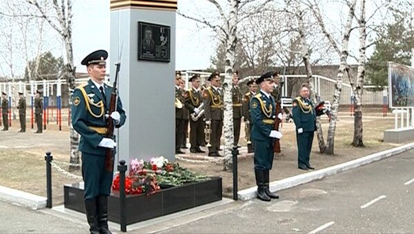 Памятник в честь майора Солнечникова открыли под оружейные залпы