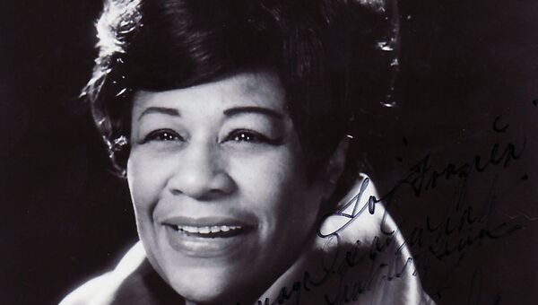 Фотография джазовой певицы Эллы Фицджеральд с ее автографом. Архивное фото