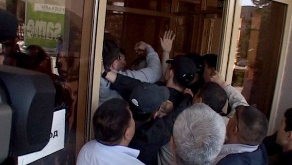 Депутаты горсобрания Элисты штурмуют здание мэрии