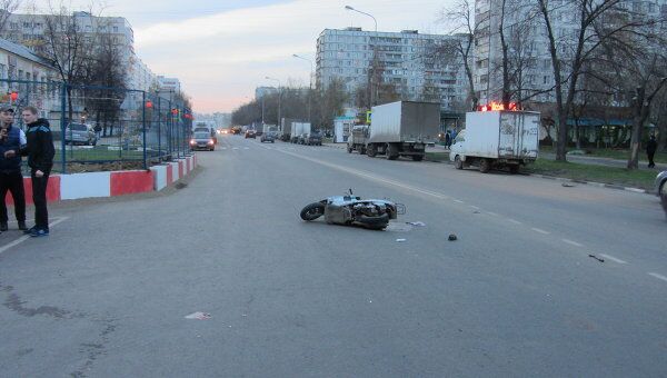 Иномарка сбила мопед на юге Москвы